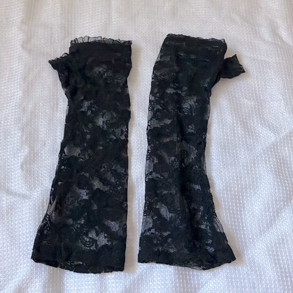 Black lace fingerless gloves - Picture 2 of 6